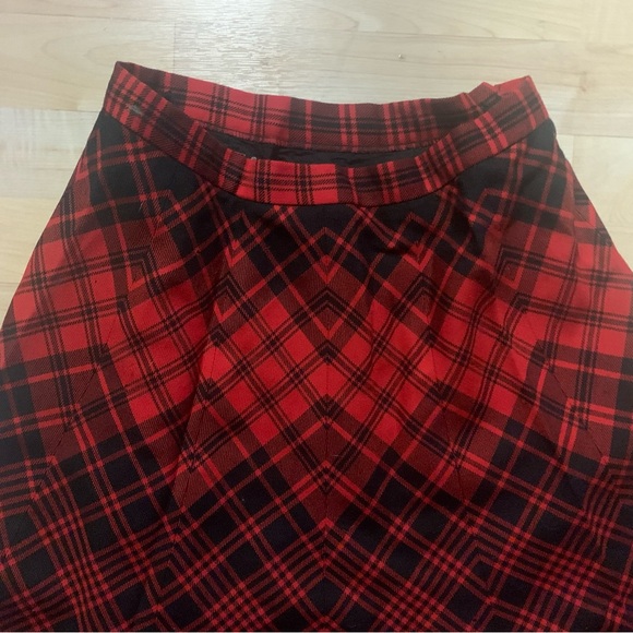Vintage 1970s Pure Wool Red and Black Tartan Skirt. - Picture 3 of 9
